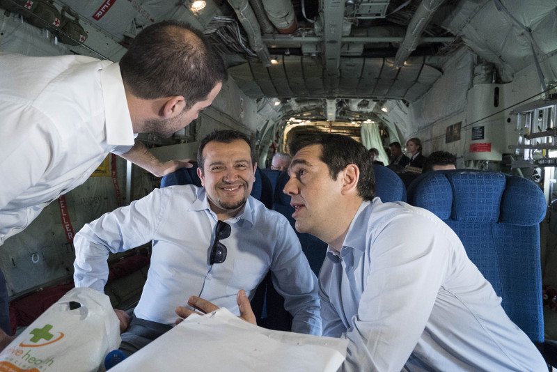Απίστευτο: Ο Τσίπρας στο C-130 σαν να πηγαίνει στον πόλεμο! [εικόνες] | iefimerida.gr 3
