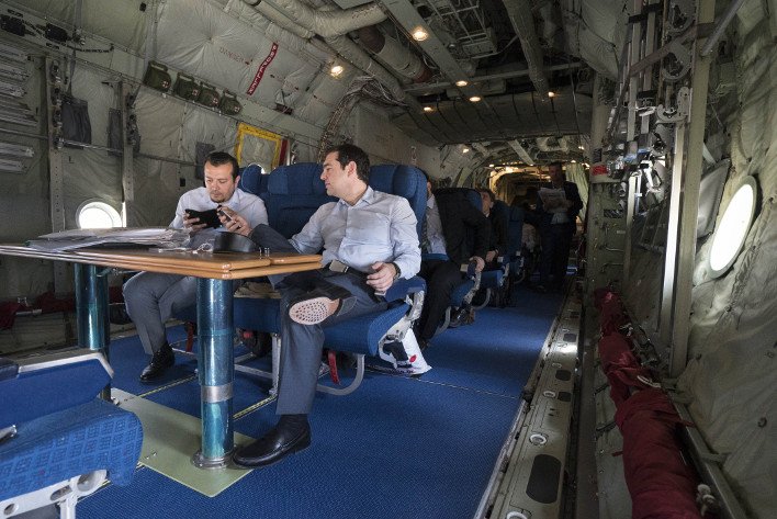 Απίστευτο: Ο Τσίπρας στο C-130 σαν να πηγαίνει στον πόλεμο! [εικόνες] | iefimerida.gr 7
