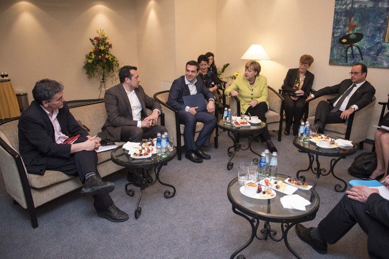 Στα παρασκήνια της συνάντησης Τσίπρα-Μέρκελ-Ολάντ: Χαμόγελα, χειραψίες και σουβλάκια φρούτων [εικόνες] | iefimerida.gr 8