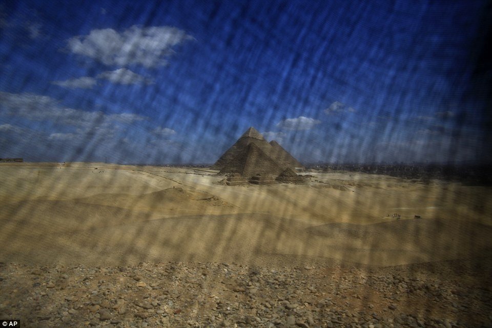 Κοιτώντας τον κόσμο μέσα από την μπούρκα: Μια σκοτεινή και μουντή εικόνα [εικόνες] | iefimerida.gr 6