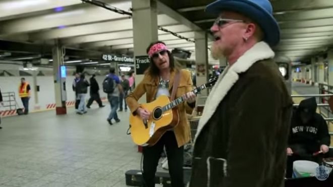 Απίστευτο: Οι U2 μεταμφιέστηκαν και έδωσαν τσάμπα συναυλία σε μετρό της Νέας Υόρκης [εικόνες&βίντεο] | iefimerida.gr 0