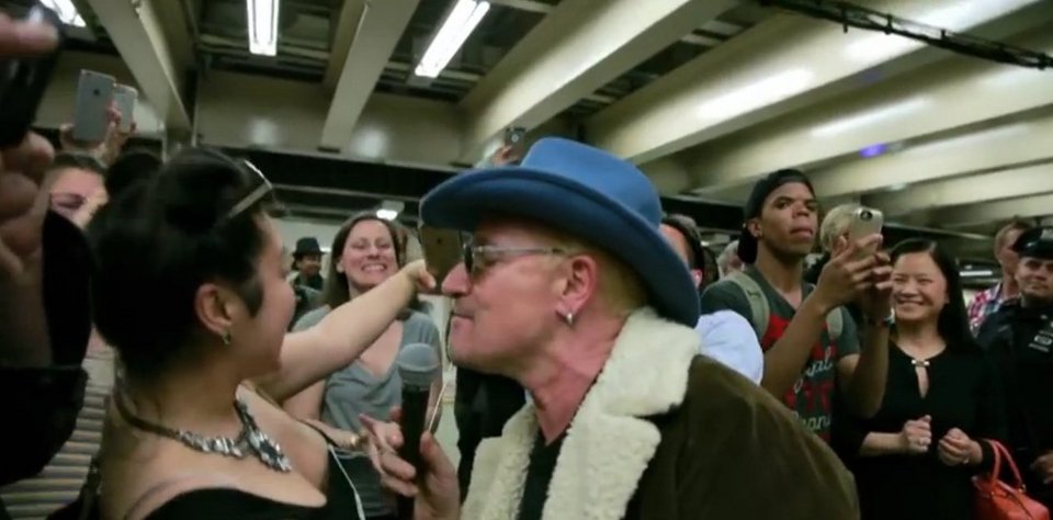 Απίστευτο: Οι U2 μεταμφιέστηκαν και έδωσαν τσάμπα συναυλία σε μετρό της Νέας Υόρκης [εικόνες&βίντεο] | iefimerida.gr 2