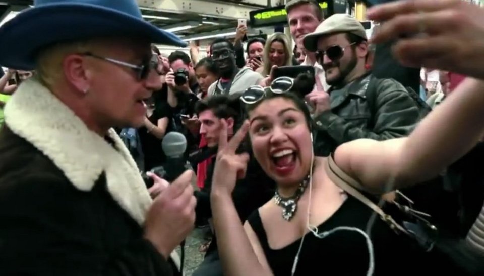 Απίστευτο: Οι U2 μεταμφιέστηκαν και έδωσαν τσάμπα συναυλία σε μετρό της Νέας Υόρκης [εικόνες&βίντεο] | iefimerida.gr 3