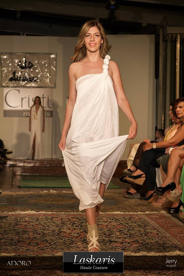  Φοιτήτρια ιατρικής και ανερχόμενο μοντέλο: Ποια είναι η νεαρή στο Προεδρικό Μέγαρο με το καυτό μίνι και τις κόκκινες γόβες [εικόνες] | iefimerida.gr 1