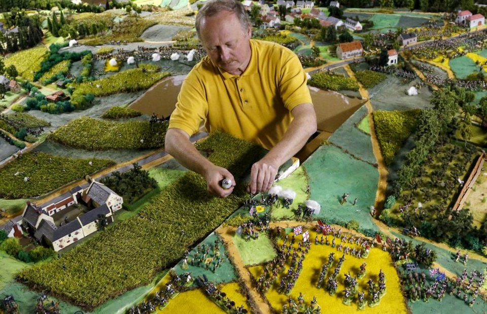 Ξόδεψε 150.000 ευρώ και 40 χρόνια για να αναπαραστήσει τη Μάχη του Βατερλώ στο σπίτι του [εικόνες]  | iefimerida.gr 11