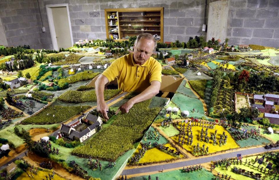 Ξόδεψε 150.000 ευρώ και 40 χρόνια για να αναπαραστήσει τη Μάχη του Βατερλώ στο σπίτι του [εικόνες]  | iefimerida.gr 3