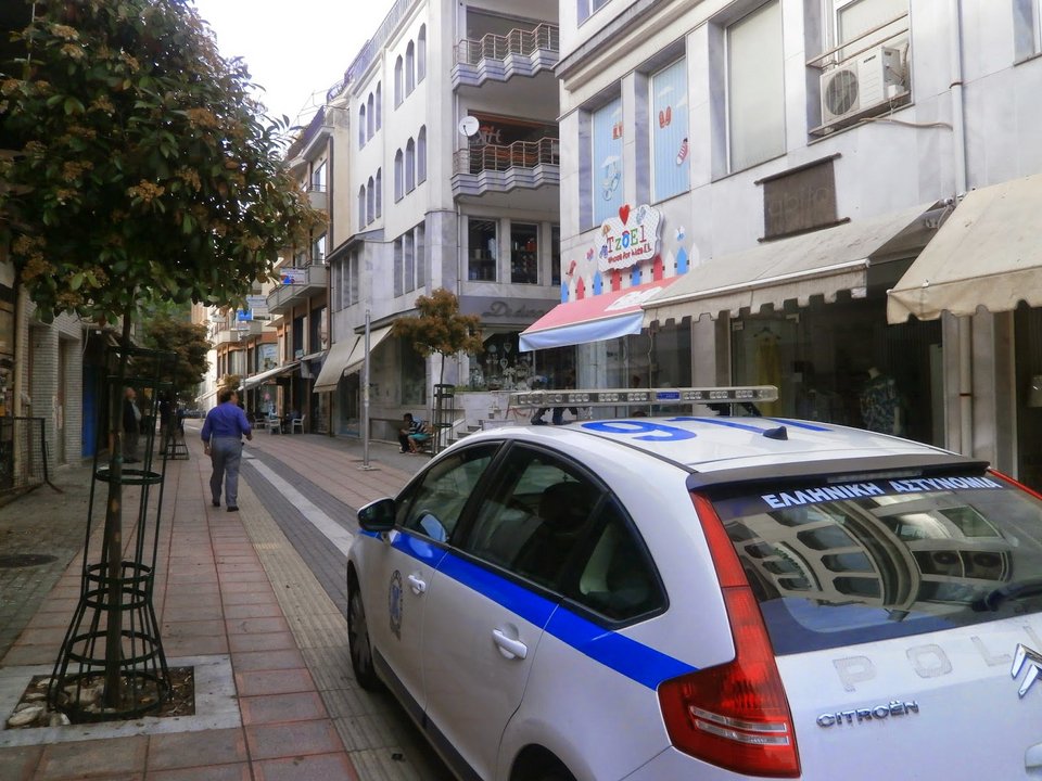 Σοκ στην Ξάνθη: 25χρονος βούτηξε στο κενό από τον 4ο όροφο [εικόνες] | iefimerida.gr 2