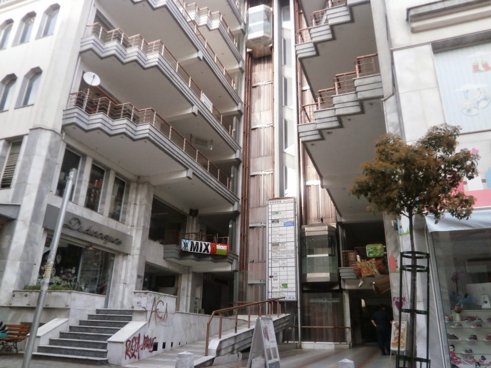 Σοκ στην Ξάνθη: 25χρονος βούτηξε στο κενό από τον 4ο όροφο [εικόνες] | iefimerida.gr 1