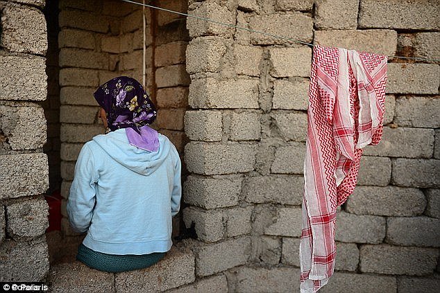 «Εβαλαν τις παρθένες σε ένα δωμάτιο με 40 άνδρες» - 17χρονη περιγράφει τα όσα έζησε ως σκλάβα του σεξ των τζιχαντιστών [εικόνες] | iefimerida.gr 1