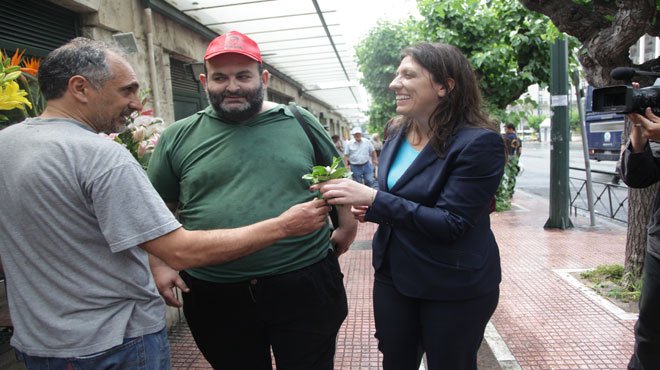Η Kωνσταντοπούλου, έξαλλη, βγήκε στον δρόμο να ζητήσει τον λόγο από τους αστυνομικούς [βίντεο] | iefimerida.gr 7