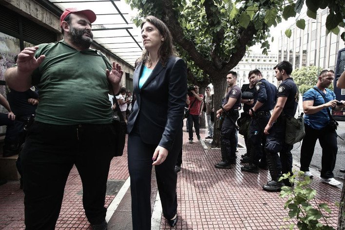 Η Kωνσταντοπούλου, έξαλλη, βγήκε στον δρόμο να ζητήσει τον λόγο από τους αστυνομικούς [βίντεο] | iefimerida.gr 6