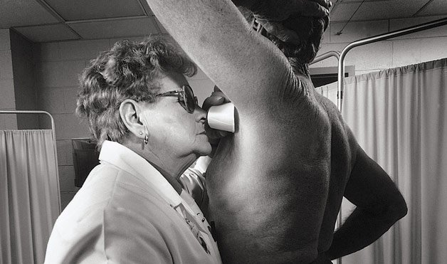 Οι 10 πιο παράξενες δουλειές στον κόσμο: Από τον... αγκαλίτσα, στον δοκιμαστή τροφών για σκύλους [εικόνες] | iefimerida.gr 2