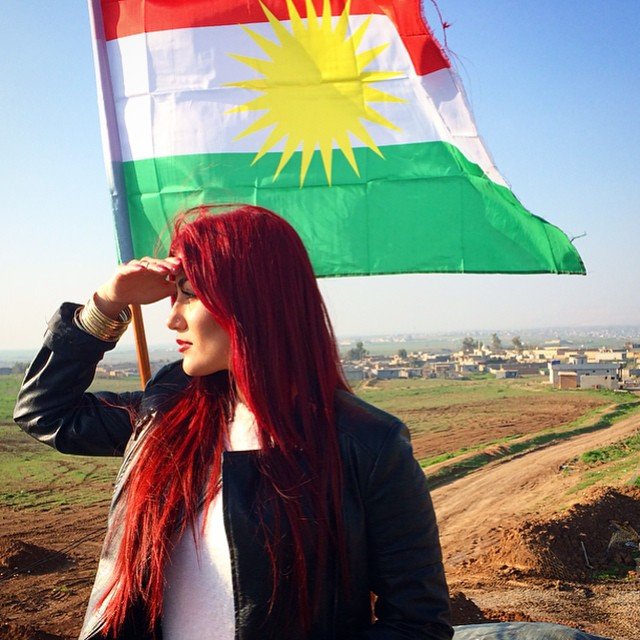 Η καλλονή ποπ σταρ που εμπνέει τους Κούρδους να πολεμήσουν το ISIS [εικόνες] | iefimerida.gr 1