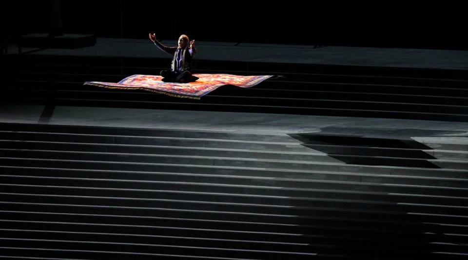 Καρέ-καρέ η τελετή έναρξης στο Μπακού: Ολική έκλειψη ηλίου, σεισμός γεννά ένα βουνό, η αγάπη θριαμβεύει [βίντεο και εικόνες] | iefimerida.gr 12