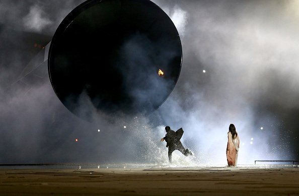 Καρέ-καρέ η τελετή έναρξης στο Μπακού: Ολική έκλειψη ηλίου, σεισμός γεννά ένα βουνό, η αγάπη θριαμβεύει [βίντεο και εικόνες] | iefimerida.gr 9