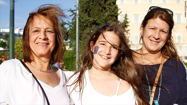 Το CNN πήγε και στις δύο διαδηλώσεις στο Σύνταγμα: «Τελικά είναι υπέρ ή κατά της Ευρώπης;» [εικόνες] | iefimerida.gr 9