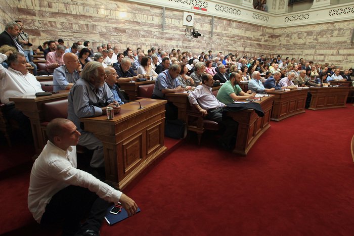 Ο Βαρουφάκης στα πατώματα για να τραβήξει την προσοχή... [εικόνες] | iefimerida.gr 6