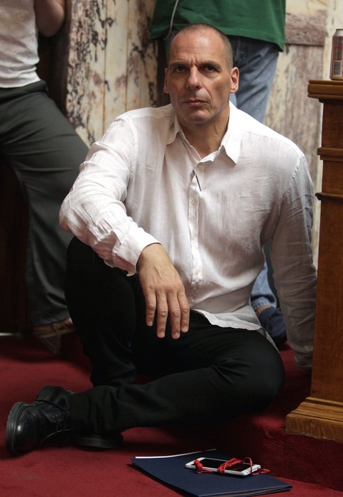 Ο Βαρουφάκης στα πατώματα για να τραβήξει την προσοχή... [εικόνες] | iefimerida.gr 5