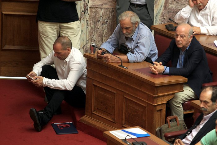 Ο Βαρουφάκης στα πατώματα για να τραβήξει την προσοχή... [εικόνες] | iefimerida.gr 4