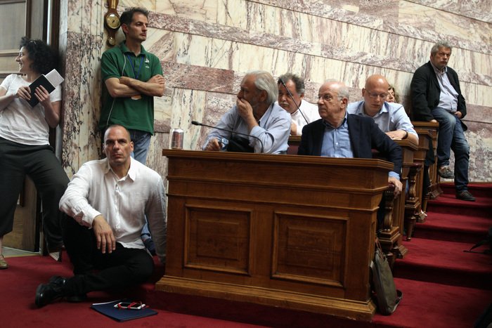 Ο Βαρουφάκης στα πατώματα για να τραβήξει την προσοχή... [εικόνες] | iefimerida.gr 7