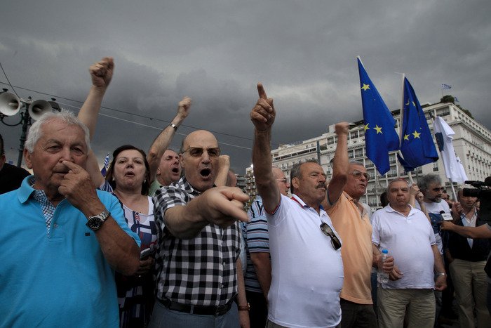 Χιλιάδες διαδηλωτές στο Σύνταγμα: Φώναξαν μέσα στη βροχή υπέρ του «ναι» στο δημοψήφισμα [εικόνες & βίντεο] | iefimerida.gr 12