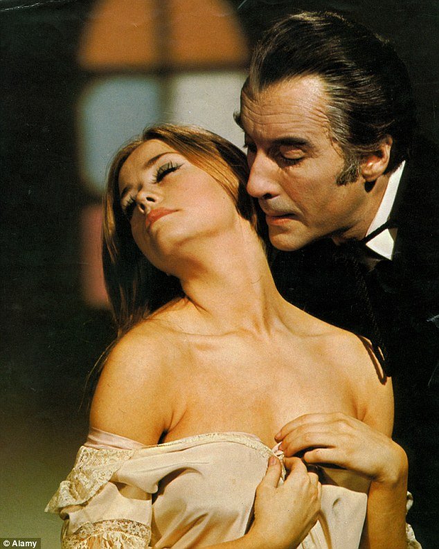 Πολέμησε, έγινε μυστικός πράκτορας, είδε δημόσια εκτέλεση με γκιλοτίνα: Η απίστευτη ζωή του Κρίστοφερ Λι [εικόνες] | iefimerida.gr 3