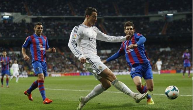 Ο διεθνής ποδοσφαιριστής, η Playmate και ο γάμος στη Μύκονο [εικόνες] | iefimerida.gr 0