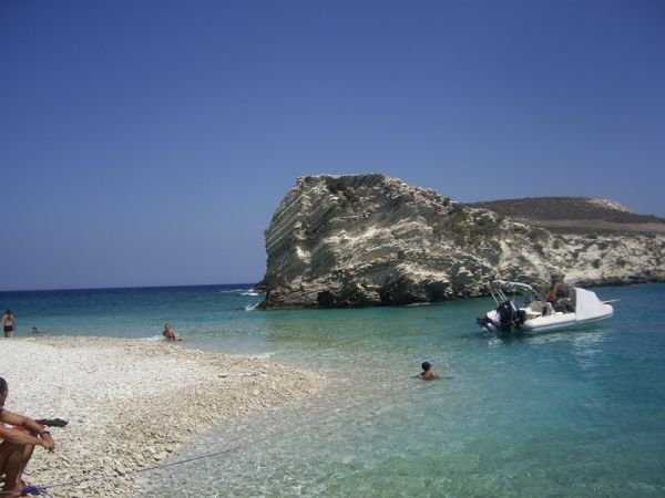 Γωνιά εξωτική -Ασπρονήσια: Τρεις βράχοι «πεταμένοι» στο Αιγαίο -Πηγαίνεις από τον έναν στον άλλον... περπατώντας [εικόνες] | iefimerida.gr 0