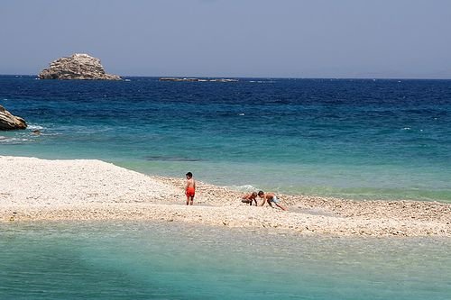 Γωνιά εξωτική -Ασπρονήσια: Τρεις βράχοι «πεταμένοι» στο Αιγαίο -Πηγαίνεις από τον έναν στον άλλον... περπατώντας [εικόνες] | iefimerida.gr 2