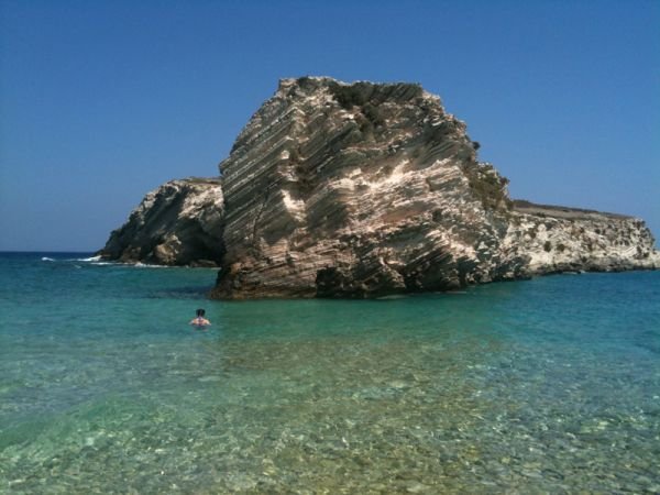 Γωνιά εξωτική -Ασπρονήσια: Τρεις βράχοι «πεταμένοι» στο Αιγαίο -Πηγαίνεις από τον έναν στον άλλον... περπατώντας [εικόνες] | iefimerida.gr 3