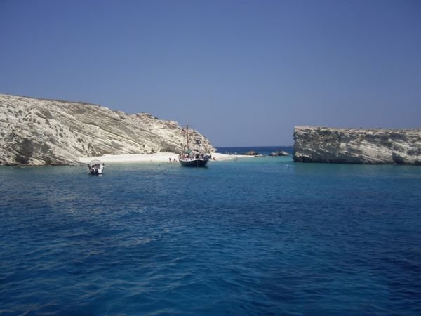 Γωνιά εξωτική -Ασπρονήσια: Τρεις βράχοι «πεταμένοι» στο Αιγαίο -Πηγαίνεις από τον έναν στον άλλον... περπατώντας [εικόνες] | iefimerida.gr 4