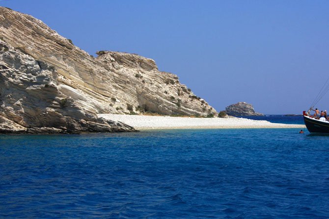 Γωνιά εξωτική -Ασπρονήσια: Τρεις βράχοι «πεταμένοι» στο Αιγαίο -Πηγαίνεις από τον έναν στον άλλον... περπατώντας [εικόνες] | iefimerida.gr 11