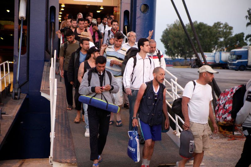 Στον Πειραιά περίπου 2.000 μετανάστες από τη Μυτιλήνη και στη συνέχεια στην... Ομόνοια [εικόνες] | iefimerida.gr 0