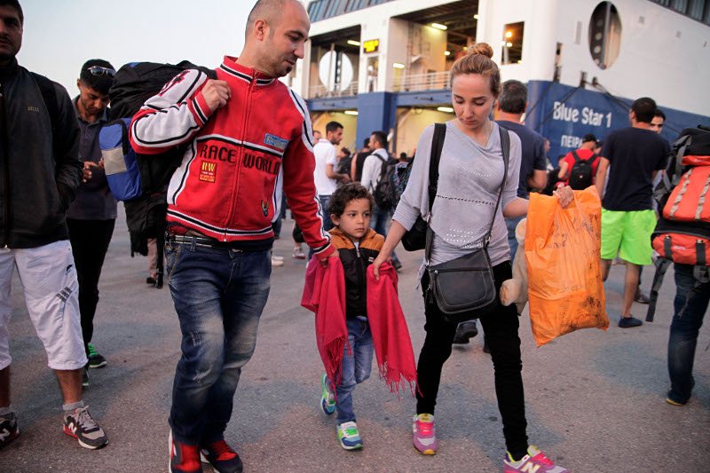 Στον Πειραιά περίπου 2.000 μετανάστες από τη Μυτιλήνη και στη συνέχεια στην... Ομόνοια [εικόνες] | iefimerida.gr 1