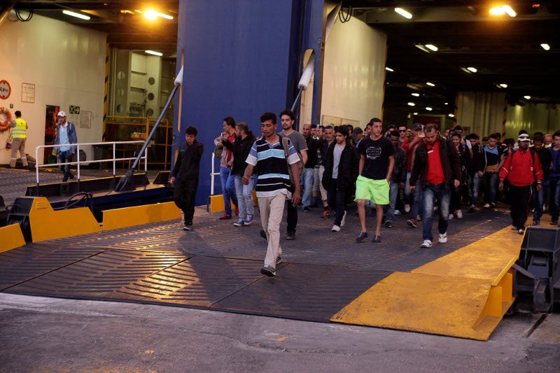 Στον Πειραιά περίπου 2.000 μετανάστες από τη Μυτιλήνη και στη συνέχεια στην... Ομόνοια [εικόνες] | iefimerida.gr 2