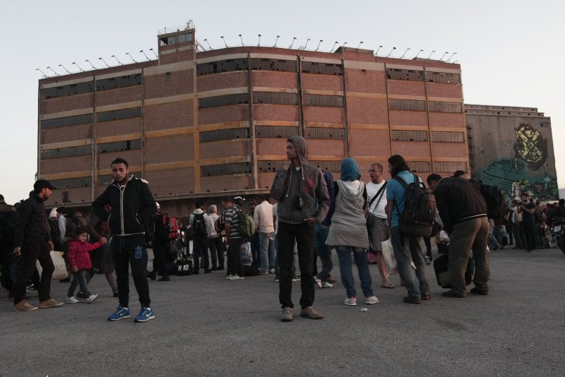 Στον Πειραιά περίπου 2.000 μετανάστες από τη Μυτιλήνη και στη συνέχεια στην... Ομόνοια [εικόνες] | iefimerida.gr 3