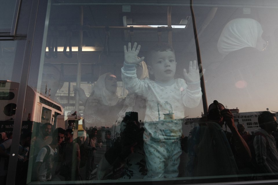 Στον Πειραιά περίπου 2.000 μετανάστες από τη Μυτιλήνη και στη συνέχεια στην... Ομόνοια [εικόνες] | iefimerida.gr 4