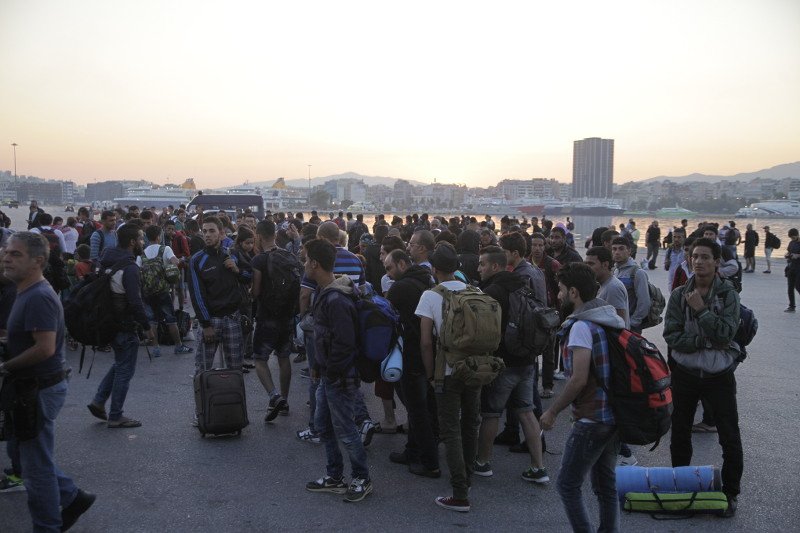 Στον Πειραιά περίπου 2.000 μετανάστες από τη Μυτιλήνη και στη συνέχεια στην... Ομόνοια [εικόνες] | iefimerida.gr 8