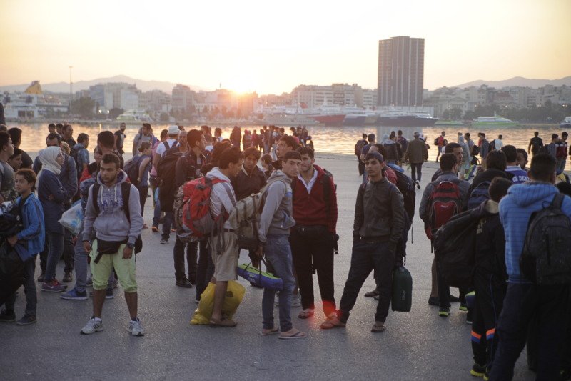 Στον Πειραιά περίπου 2.000 μετανάστες από τη Μυτιλήνη και στη συνέχεια στην... Ομόνοια [εικόνες] | iefimerida.gr 9