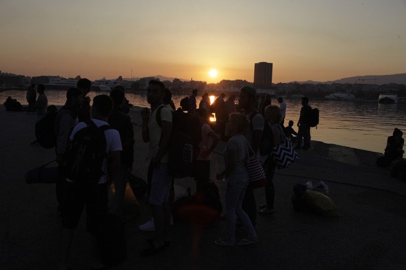 Στον Πειραιά περίπου 2.000 μετανάστες από τη Μυτιλήνη και στη συνέχεια στην... Ομόνοια [εικόνες] | iefimerida.gr 10