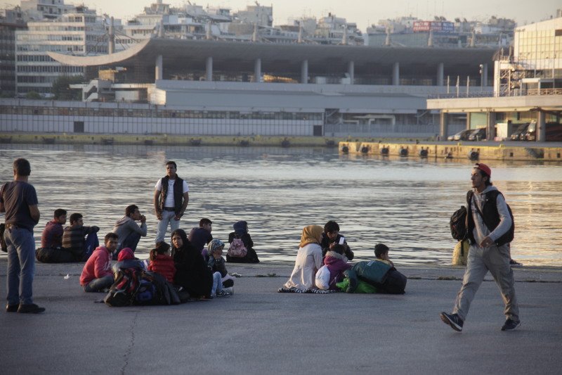 Στον Πειραιά περίπου 2.000 μετανάστες από τη Μυτιλήνη και στη συνέχεια στην... Ομόνοια [εικόνες] | iefimerida.gr 11