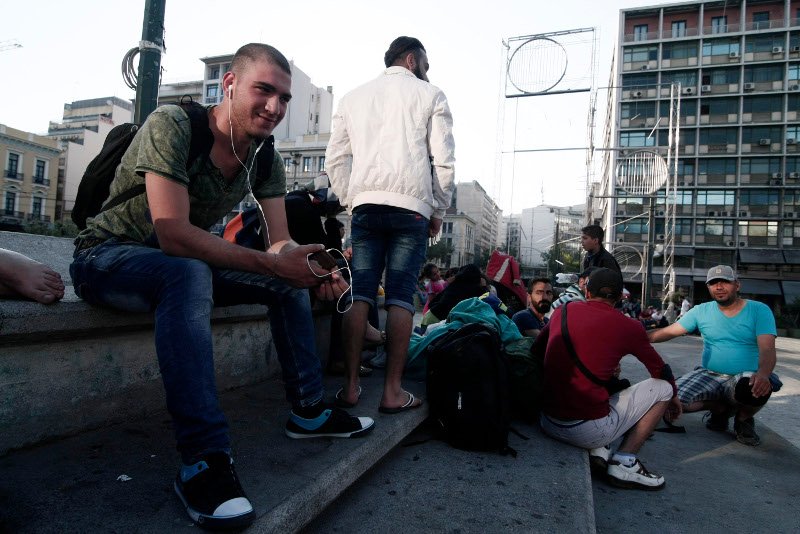 Στον Πειραιά περίπου 2.000 μετανάστες από τη Μυτιλήνη και στη συνέχεια στην... Ομόνοια [εικόνες] | iefimerida.gr 16