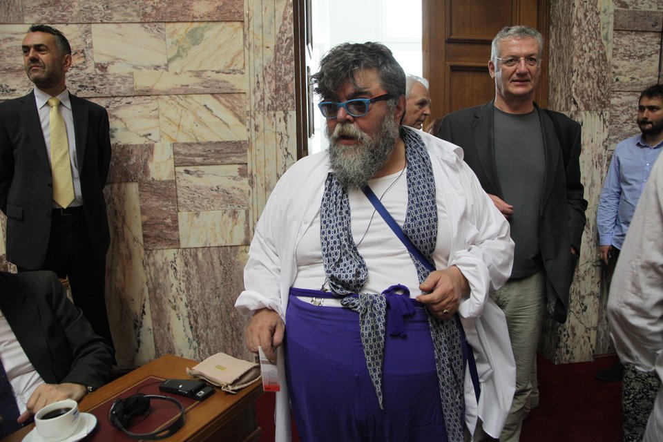 Ο Κραουνάκης πήγε στη συνεδρίαση της επιτροπής για το χρέος στη Βουλή και τρέλανε τα φλας [εικόνες] | iefimerida.gr 0