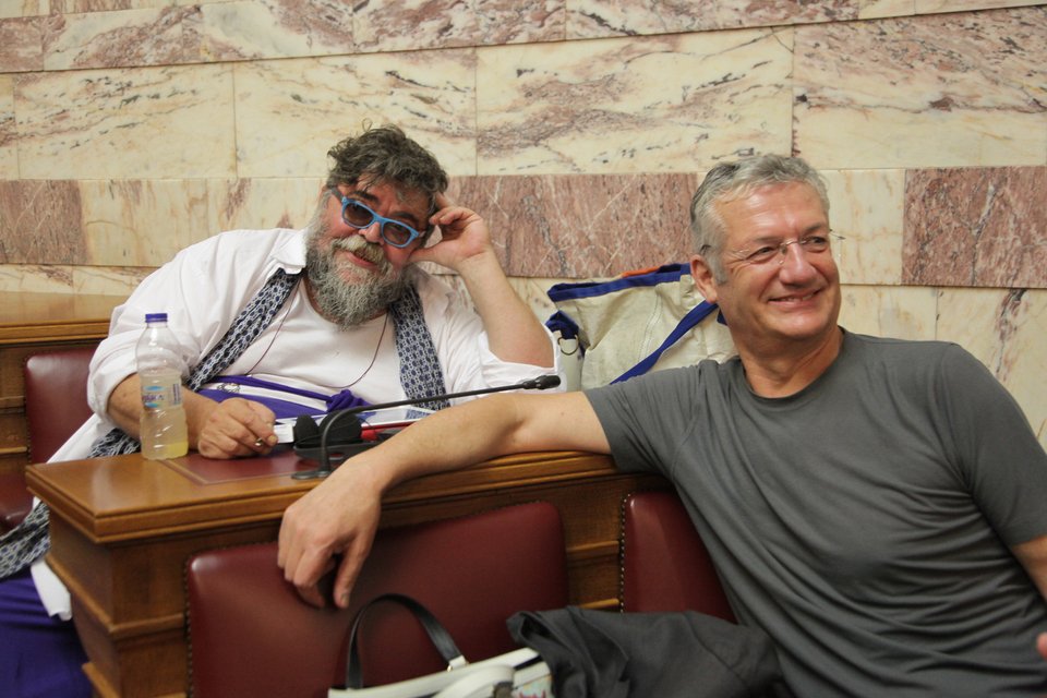 Ο Κραουνάκης πήγε στη συνεδρίαση της επιτροπής για το χρέος στη Βουλή και τρέλανε τα φλας [εικόνες] | iefimerida.gr 2