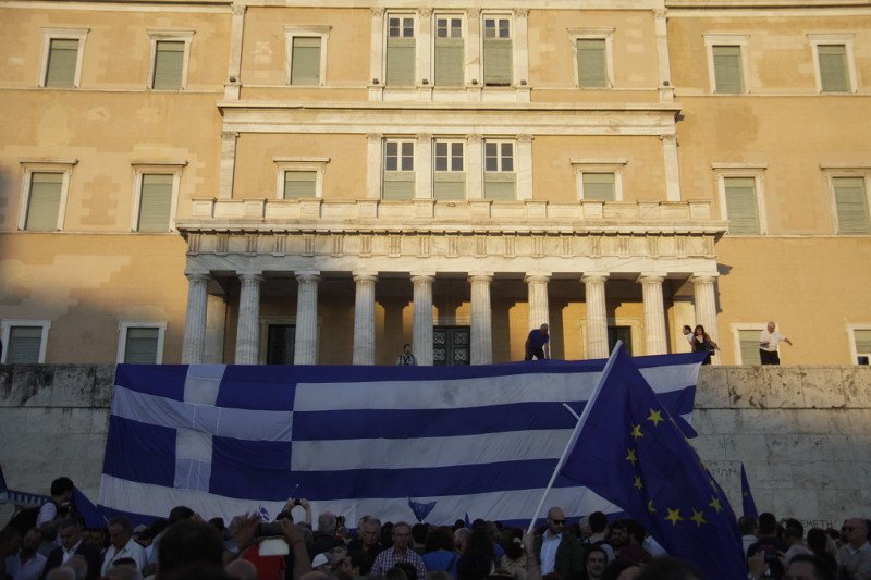 Ηχηρό μήνυμα από τους «Μένουμε Ευρώπη» - Πάνω από 10.000 στο Σύνταγμα [εικόνες] | iefimerida.gr 1