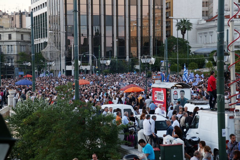 Ηχηρό μήνυμα από τους «Μένουμε Ευρώπη» - Πάνω από 10.000 στο Σύνταγμα [εικόνες] | iefimerida.gr 8