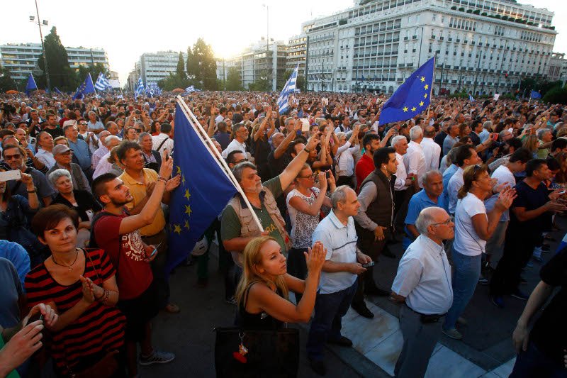 Ηχηρό μήνυμα από τους «Μένουμε Ευρώπη» - Πάνω από 10.000 στο Σύνταγμα [εικόνες] | iefimerida.gr 7