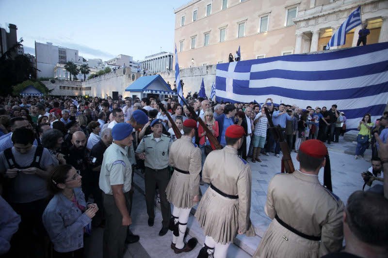 Ηχηρό μήνυμα από τους «Μένουμε Ευρώπη» - Πάνω από 10.000 στο Σύνταγμα [εικόνες] | iefimerida.gr 5