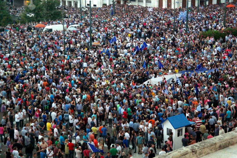 Χιλιάδες διαδηλωτές στο Σύνταγμα: Φώναξαν μέσα στη βροχή υπέρ του «ναι» στο δημοψήφισμα [εικόνες & βίντεο] | iefimerida.gr 11