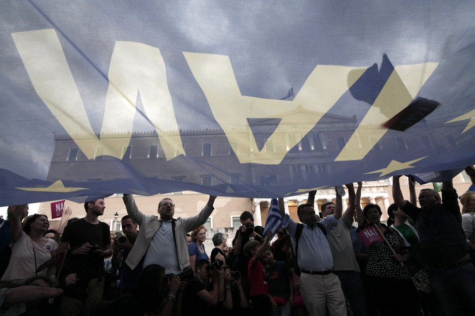 Χιλιάδες διαδηλωτές στο Σύνταγμα: Φώναξαν μέσα στη βροχή υπέρ του «ναι» στο δημοψήφισμα [εικόνες & βίντεο] | iefimerida.gr 19